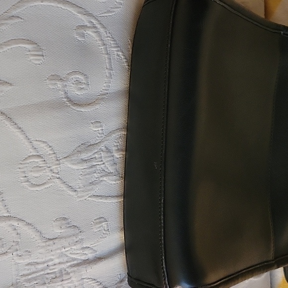 Vintage Coach legacy black leather zip shoulder crossbody. - Picture 5 of 7